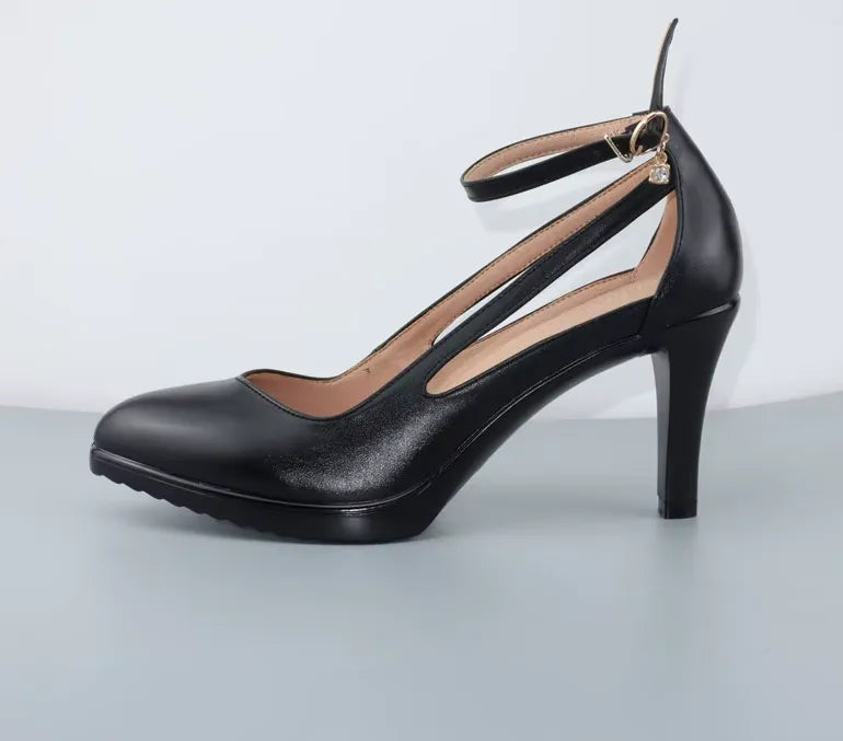 Schwarze High Heels – Spitz zulaufende Spitze & Knöchelriemen