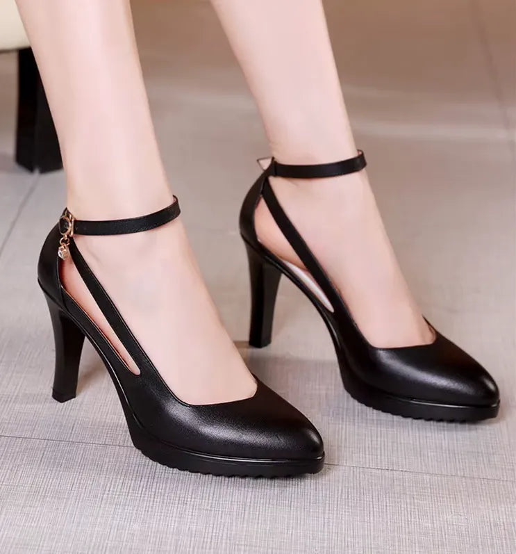Schwarze High Heels – Spitz zulaufende Spitze & Knöchelriemen