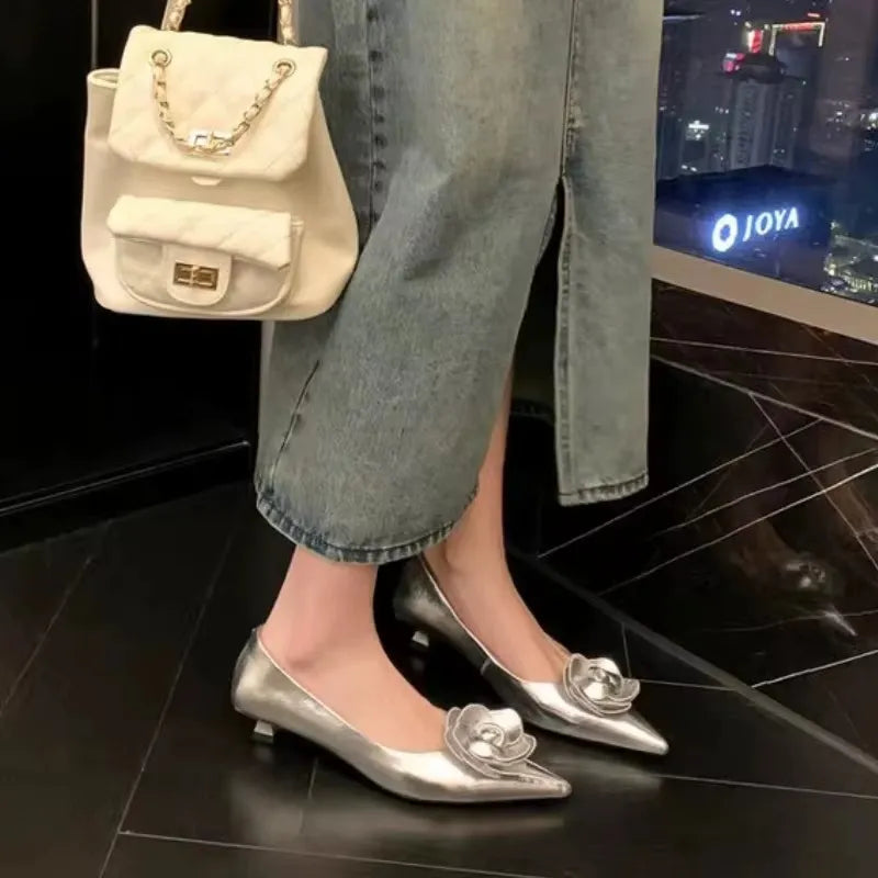 Elegante Damen-Schuh mit Reliefblume – Niedriger Absatz und täglicher Komfort