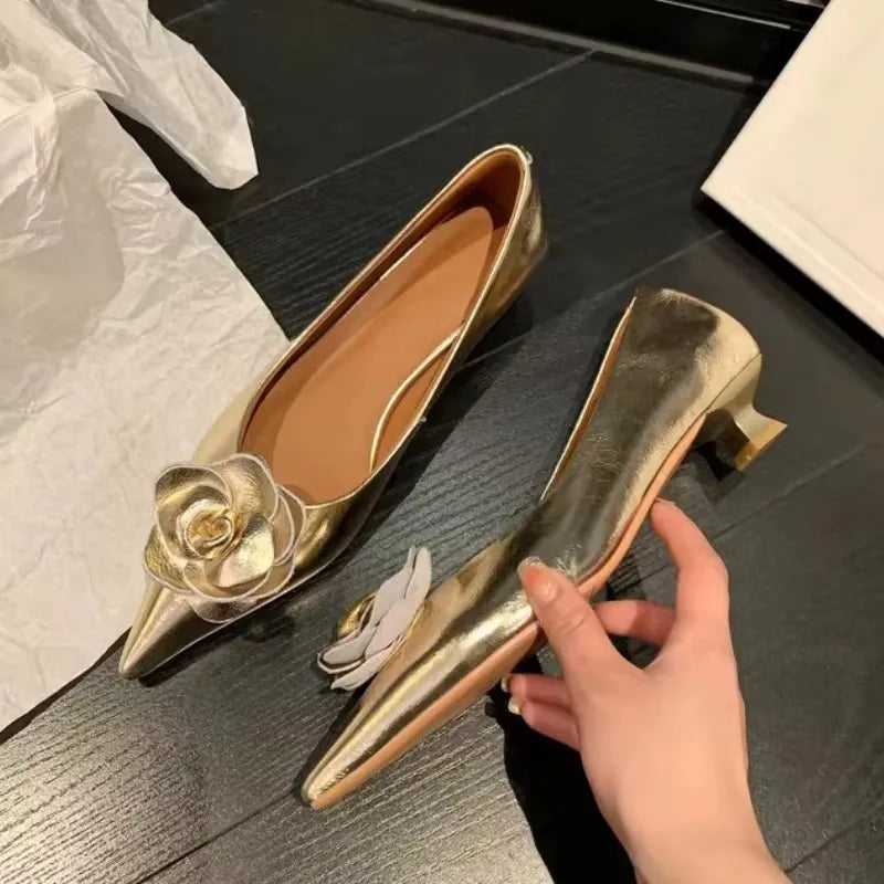 Elegante Damen-Schuh mit Reliefblume – Niedriger Absatz und täglicher Komfort