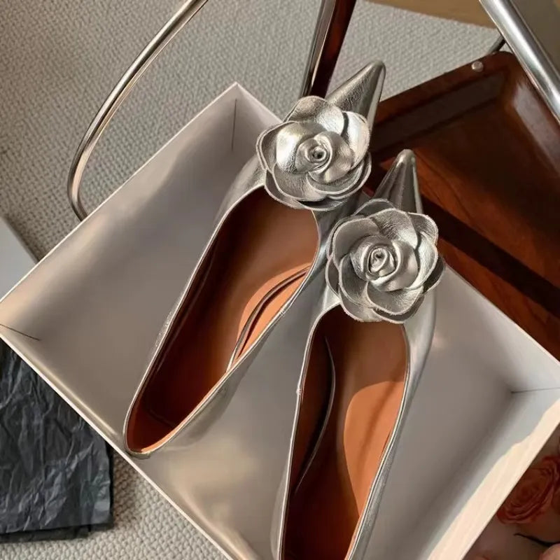 Elegante Damen-Schuh mit Reliefblume – Niedriger Absatz und täglicher Komfort